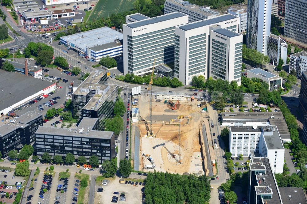 Eschborn aus der Vogelperspektive: Baustelle zum Neubau des Büro- und Geschäftshauses New Wave I im Gewerbegebiet Eschborn im Bundesland Hessen