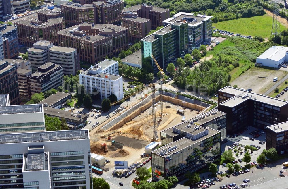 Eschborn aus der Vogelperspektive: Baustelle zum Neubau des Büro- und Geschäftshauses New Wave I im Gewerbegebiet Eschborn im Bundesland Hessen