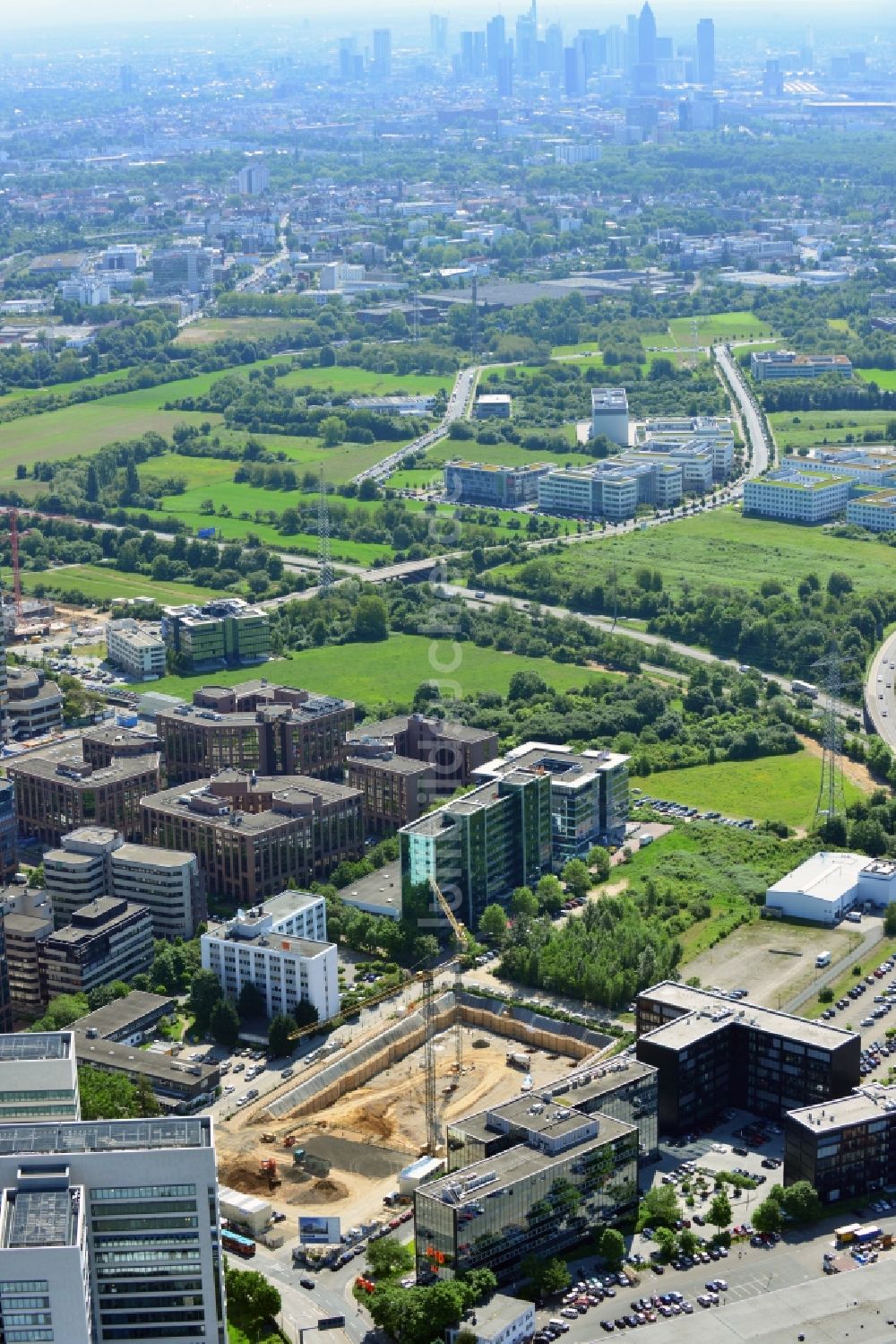 Luftbild Eschborn - Baustelle zum Neubau des Büro- und Geschäftshauses New Wave I im Gewerbegebiet Eschborn im Bundesland Hessen