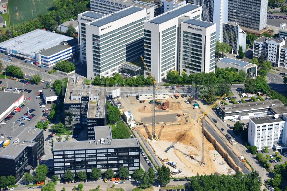 Luftaufnahme Eschborn - Baustelle zum Neubau des Büro- und Geschäftshauses New Wave I im Gewerbegebiet Eschborn im Bundesland Hessen