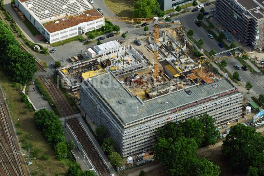 Luftbild Berlin - Baustelle zum Neubau eines Büro- und Geschäftshauses NUBIS an der Franz-Ehrlich-Straße Ecke Ernst-Augustin-Straße in Adlershof in Berlin