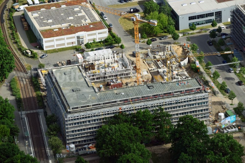 Luftaufnahme Berlin - Baustelle zum Neubau eines Büro- und Geschäftshauses NUBIS an der Franz-Ehrlich-Straße Ecke Ernst-Augustin-Straße in Adlershof in Berlin