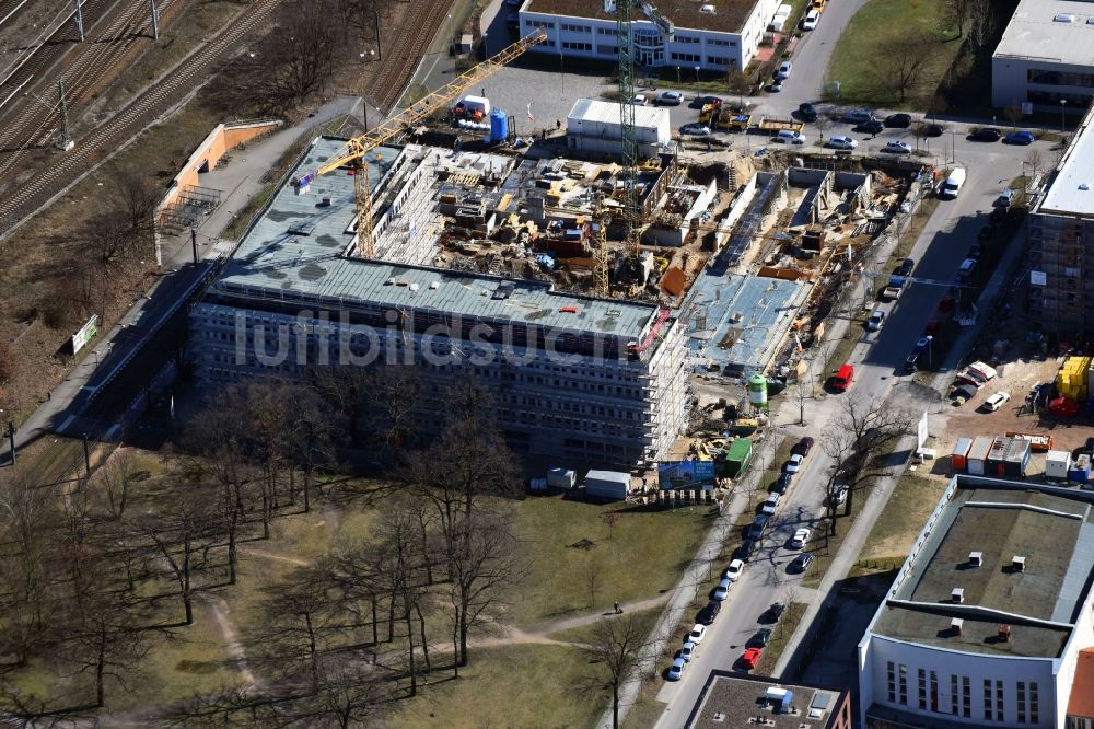 Luftaufnahme Berlin - Baustelle zum Neubau eines Büro- und Geschäftshauses NUBIS an der Franz-Ehrlich-Straße Ecke Ernst-Augustin-Straße im Ortsteil Bezirk Treptow-Köpenick in Berlin