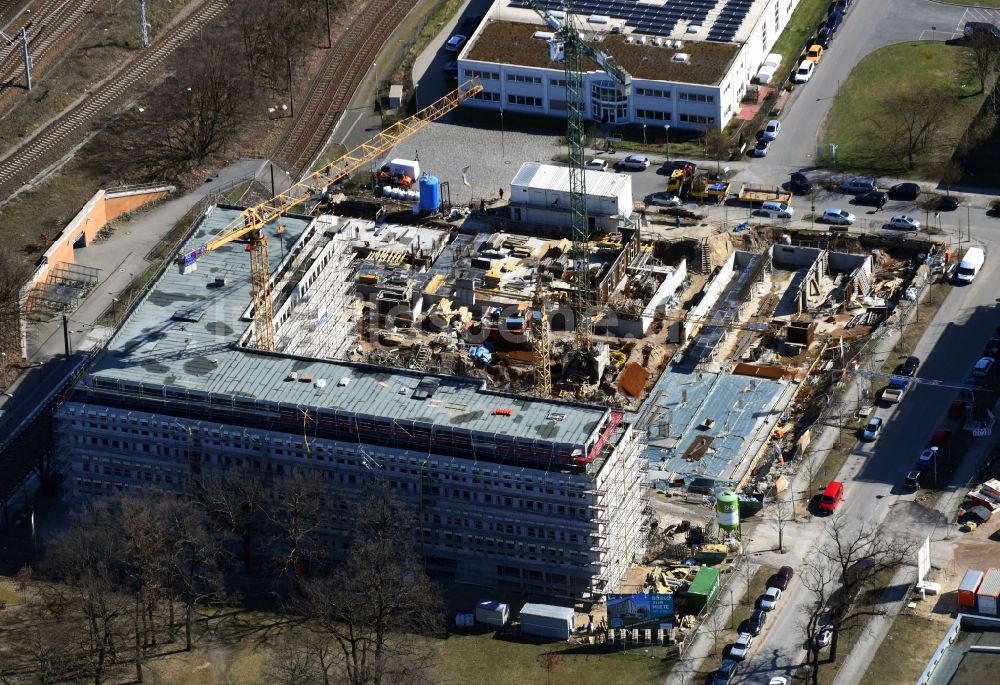 Berlin von oben - Baustelle zum Neubau eines Büro- und Geschäftshauses NUBIS an der Franz-Ehrlich-Straße Ecke Ernst-Augustin-Straße im Ortsteil Bezirk Treptow-Köpenick in Berlin