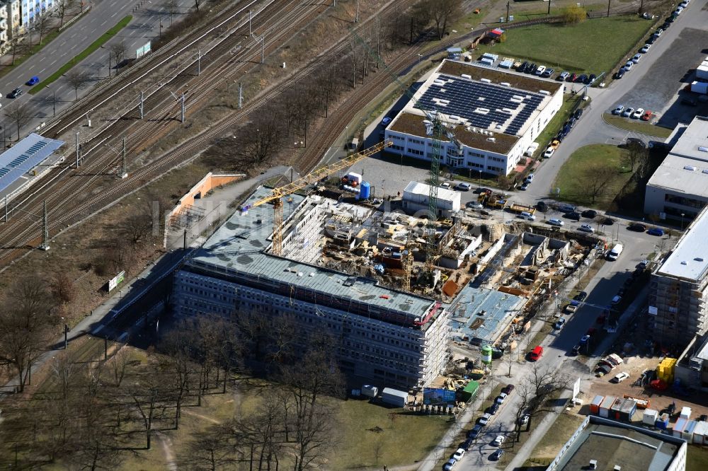 Berlin aus der Vogelperspektive: Baustelle zum Neubau eines Büro- und Geschäftshauses NUBIS an der Franz-Ehrlich-Straße Ecke Ernst-Augustin-Straße im Ortsteil Bezirk Treptow-Köpenick in Berlin