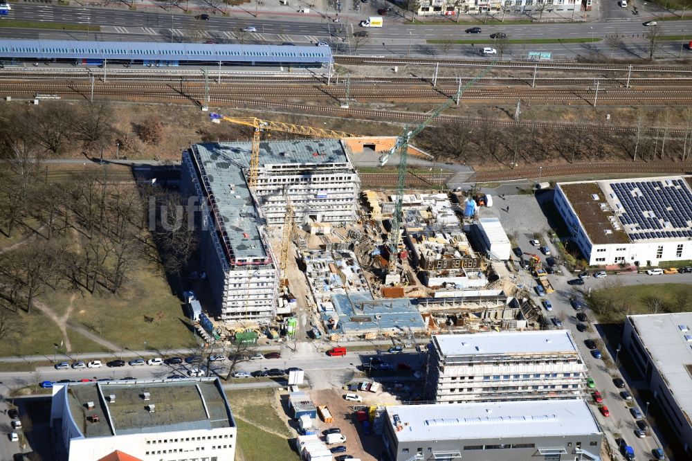 Luftbild Berlin - Baustelle zum Neubau eines Büro- und Geschäftshauses NUBIS an der Franz-Ehrlich-Straße Ecke Ernst-Augustin-Straße im Ortsteil Bezirk Treptow-Köpenick in Berlin