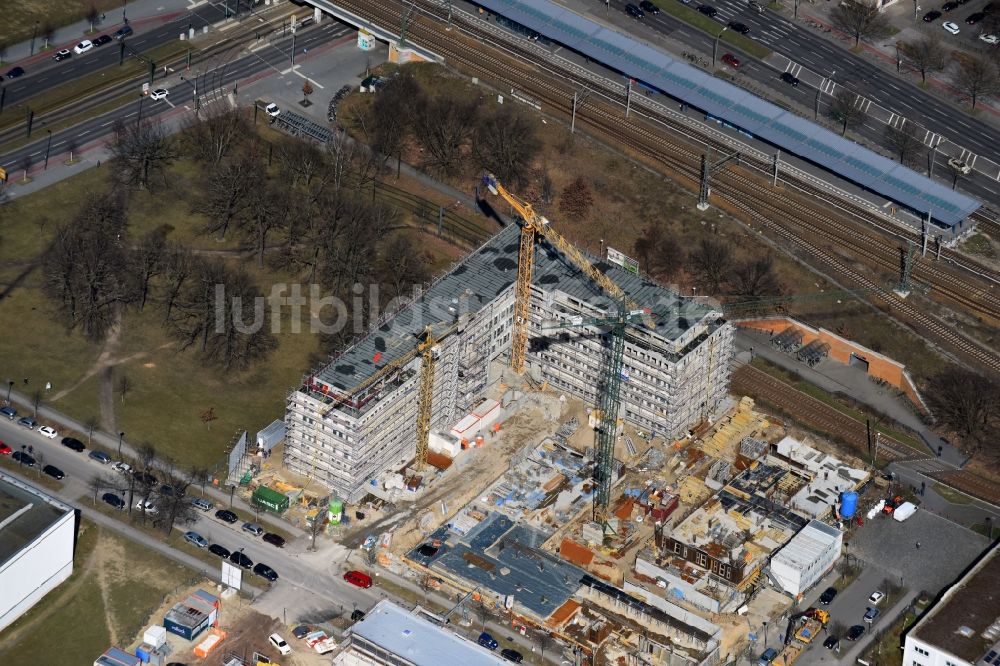 Berlin von oben - Baustelle zum Neubau eines Büro- und Geschäftshauses NUBIS an der Franz-Ehrlich-Straße Ecke Ernst-Augustin-Straße im Ortsteil Bezirk Treptow-Köpenick in Berlin