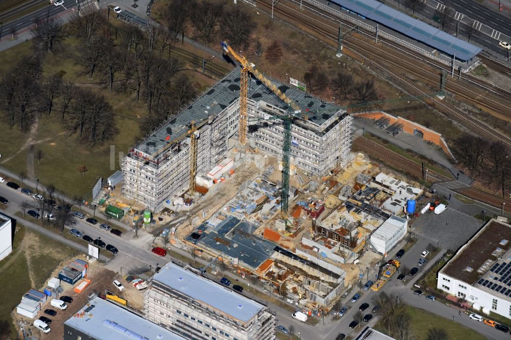 Berlin aus der Vogelperspektive: Baustelle zum Neubau eines Büro- und Geschäftshauses NUBIS an der Franz-Ehrlich-Straße Ecke Ernst-Augustin-Straße im Ortsteil Bezirk Treptow-Köpenick in Berlin