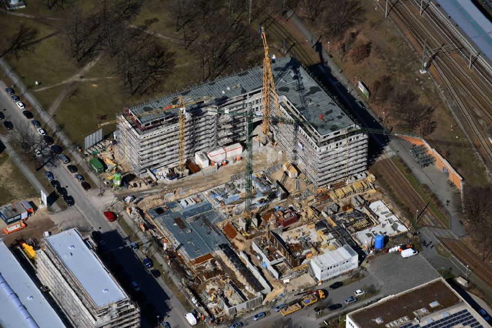 Luftbild Berlin - Baustelle zum Neubau eines Büro- und Geschäftshauses NUBIS an der Franz-Ehrlich-Straße Ecke Ernst-Augustin-Straße im Ortsteil Bezirk Treptow-Köpenick in Berlin