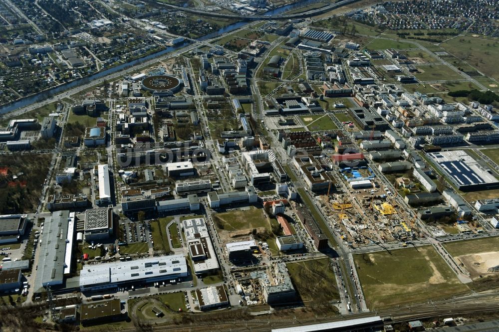 Luftaufnahme Berlin - Baustelle zum Neubau eines Büro- und Geschäftshauses NUBIS an der Franz-Ehrlich-Straße Ecke Ernst-Augustin-Straße im Ortsteil Bezirk Treptow-Köpenick in Berlin