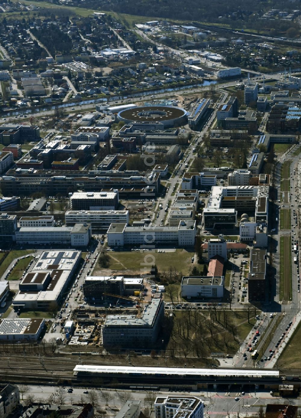 Berlin aus der Vogelperspektive: Baustelle zum Neubau eines Büro- und Geschäftshauses NUBIS an der Franz-Ehrlich-Straße Ecke Ernst-Augustin-Straße im Ortsteil Bezirk Treptow-Köpenick in Berlin