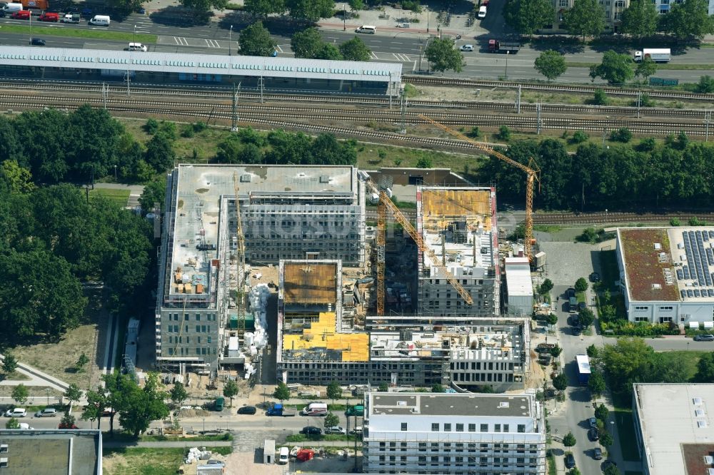 Berlin von oben - Baustelle zum Neubau eines Büro- und Geschäftshauses NUBIS an der Franz-Ehrlich-Straße Ecke Ernst-Augustin-Straße im Ortsteil Bezirk Treptow-Köpenick in Berlin