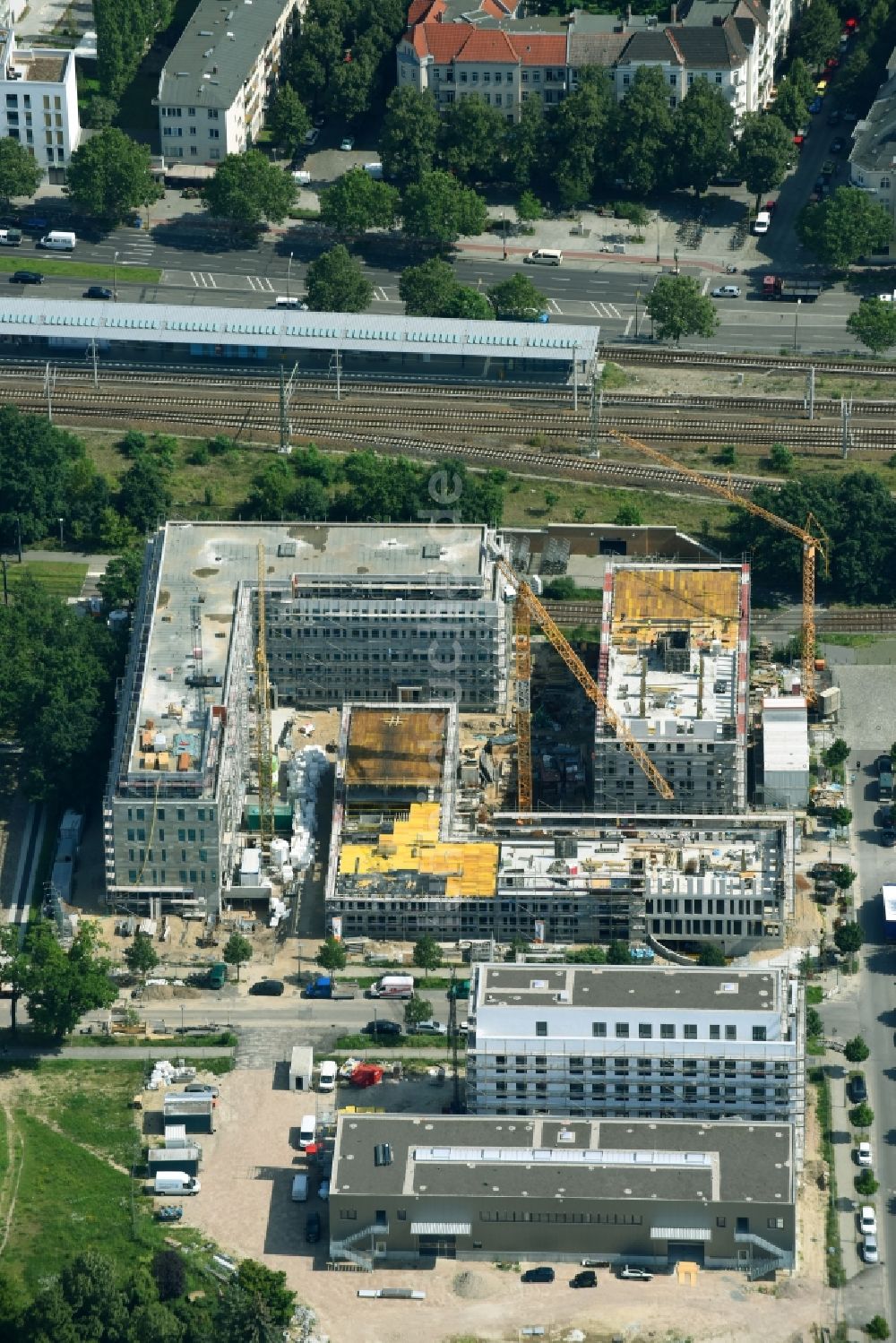 Berlin aus der Vogelperspektive: Baustelle zum Neubau eines Büro- und Geschäftshauses NUBIS an der Franz-Ehrlich-Straße Ecke Ernst-Augustin-Straße im Ortsteil Bezirk Treptow-Köpenick in Berlin