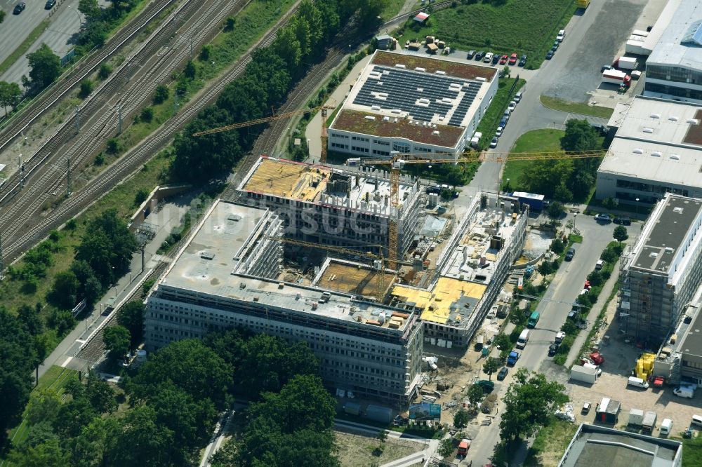 Luftbild Berlin - Baustelle zum Neubau eines Büro- und Geschäftshauses NUBIS an der Franz-Ehrlich-Straße Ecke Ernst-Augustin-Straße im Ortsteil Bezirk Treptow-Köpenick in Berlin