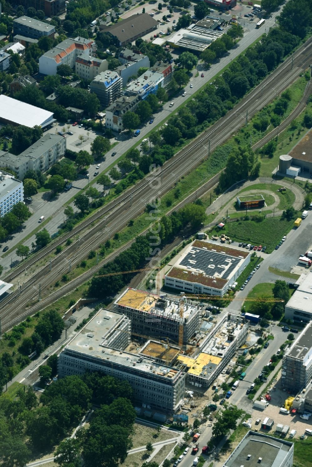 Luftaufnahme Berlin - Baustelle zum Neubau eines Büro- und Geschäftshauses NUBIS an der Franz-Ehrlich-Straße Ecke Ernst-Augustin-Straße im Ortsteil Bezirk Treptow-Köpenick in Berlin