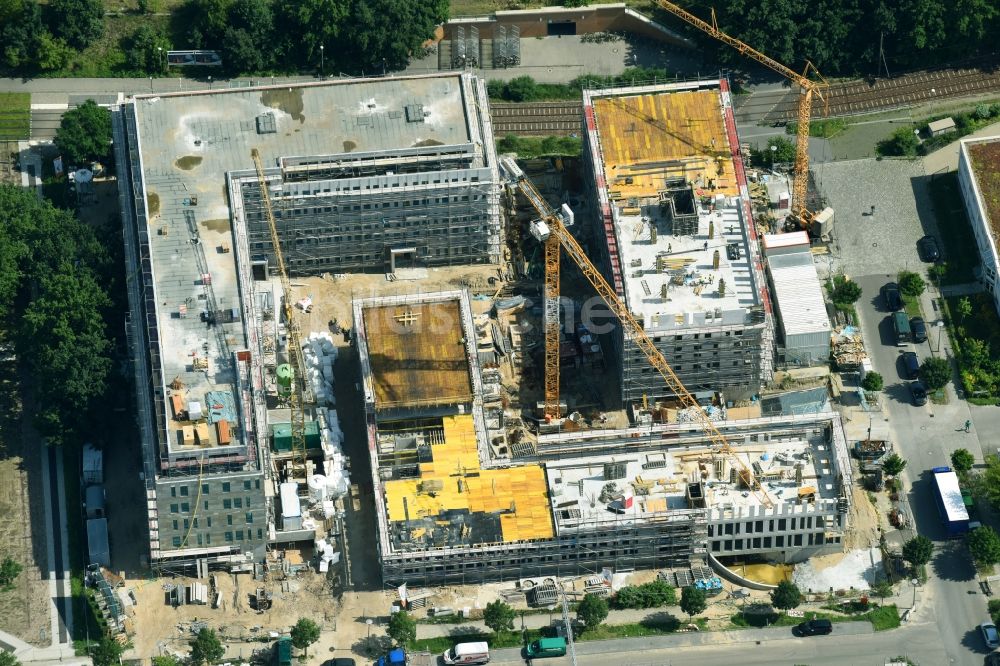 Berlin von oben - Baustelle zum Neubau eines Büro- und Geschäftshauses NUBIS an der Franz-Ehrlich-Straße Ecke Ernst-Augustin-Straße im Ortsteil Bezirk Treptow-Köpenick in Berlin