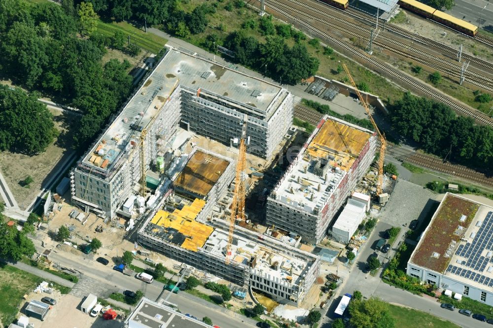 Berlin aus der Vogelperspektive: Baustelle zum Neubau eines Büro- und Geschäftshauses NUBIS an der Franz-Ehrlich-Straße Ecke Ernst-Augustin-Straße im Ortsteil Bezirk Treptow-Köpenick in Berlin