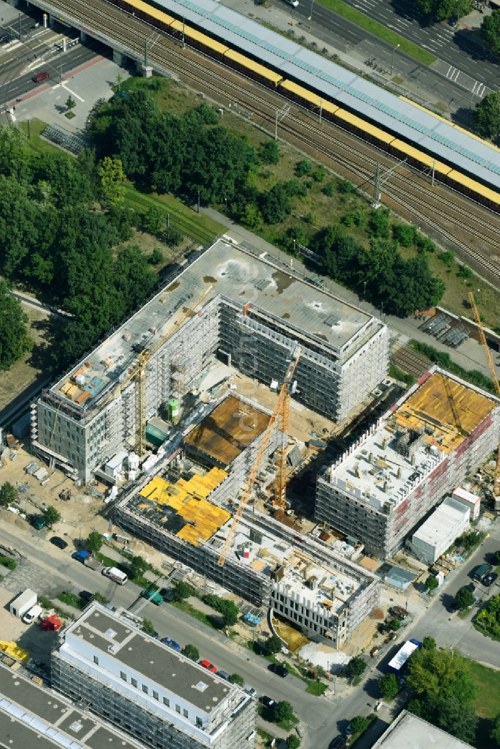 Luftbild Berlin - Baustelle zum Neubau eines Büro- und Geschäftshauses NUBIS an der Franz-Ehrlich-Straße Ecke Ernst-Augustin-Straße im Ortsteil Bezirk Treptow-Köpenick in Berlin