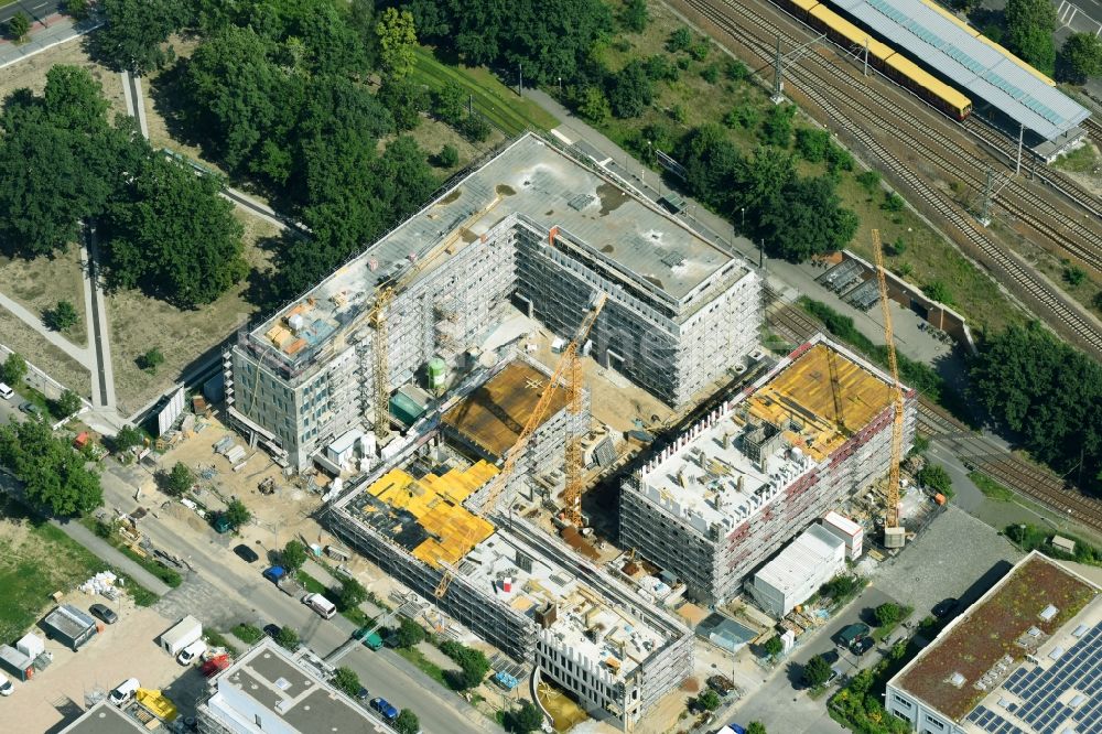 Luftaufnahme Berlin - Baustelle zum Neubau eines Büro- und Geschäftshauses NUBIS an der Franz-Ehrlich-Straße Ecke Ernst-Augustin-Straße im Ortsteil Bezirk Treptow-Köpenick in Berlin