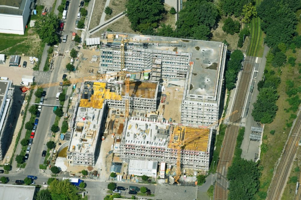 Berlin von oben - Baustelle zum Neubau eines Büro- und Geschäftshauses NUBIS an der Franz-Ehrlich-Straße Ecke Ernst-Augustin-Straße im Ortsteil Bezirk Treptow-Köpenick in Berlin