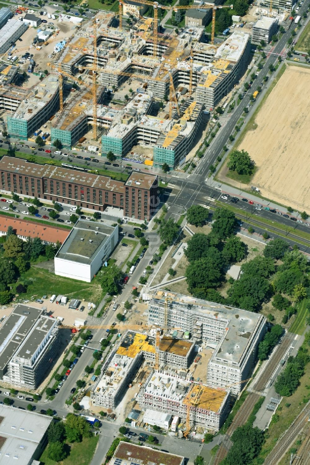 Berlin aus der Vogelperspektive: Baustelle zum Neubau eines Büro- und Geschäftshauses NUBIS an der Franz-Ehrlich-Straße Ecke Ernst-Augustin-Straße im Ortsteil Bezirk Treptow-Köpenick in Berlin