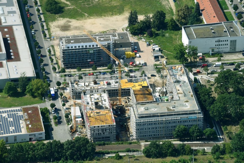 Luftbild Berlin - Baustelle zum Neubau eines Büro- und Geschäftshauses NUBIS an der Franz-Ehrlich-Straße Ecke Ernst-Augustin-Straße im Ortsteil Bezirk Treptow-Köpenick in Berlin