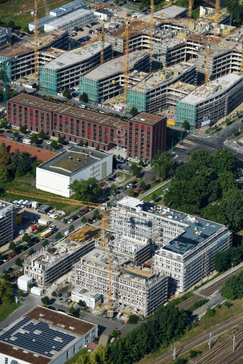 Berlin aus der Vogelperspektive: Baustelle zum Neubau eines Büro- und Geschäftshauses NUBIS an der Franz-Ehrlich-Straße Ecke Ernst-Augustin-Straße im Ortsteil Bezirk Treptow-Köpenick in Berlin