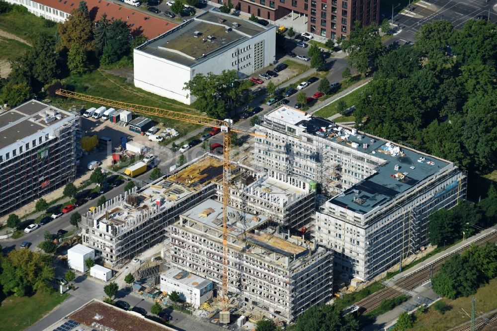 Luftbild Berlin - Baustelle zum Neubau eines Büro- und Geschäftshauses NUBIS an der Franz-Ehrlich-Straße Ecke Ernst-Augustin-Straße im Ortsteil Bezirk Treptow-Köpenick in Berlin