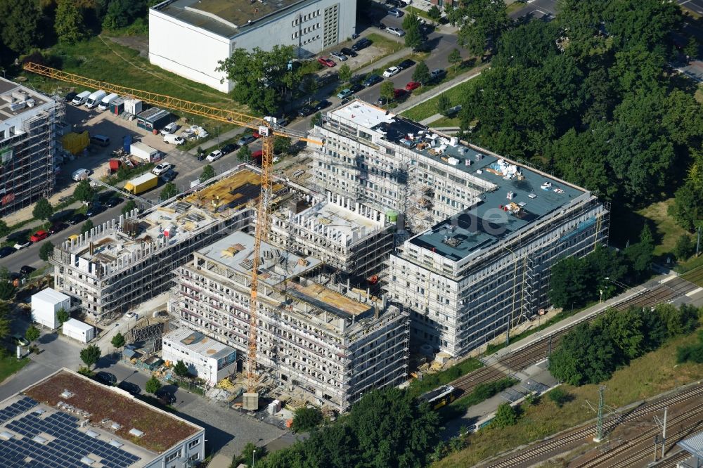 Luftaufnahme Berlin - Baustelle zum Neubau eines Büro- und Geschäftshauses NUBIS an der Franz-Ehrlich-Straße Ecke Ernst-Augustin-Straße im Ortsteil Bezirk Treptow-Köpenick in Berlin