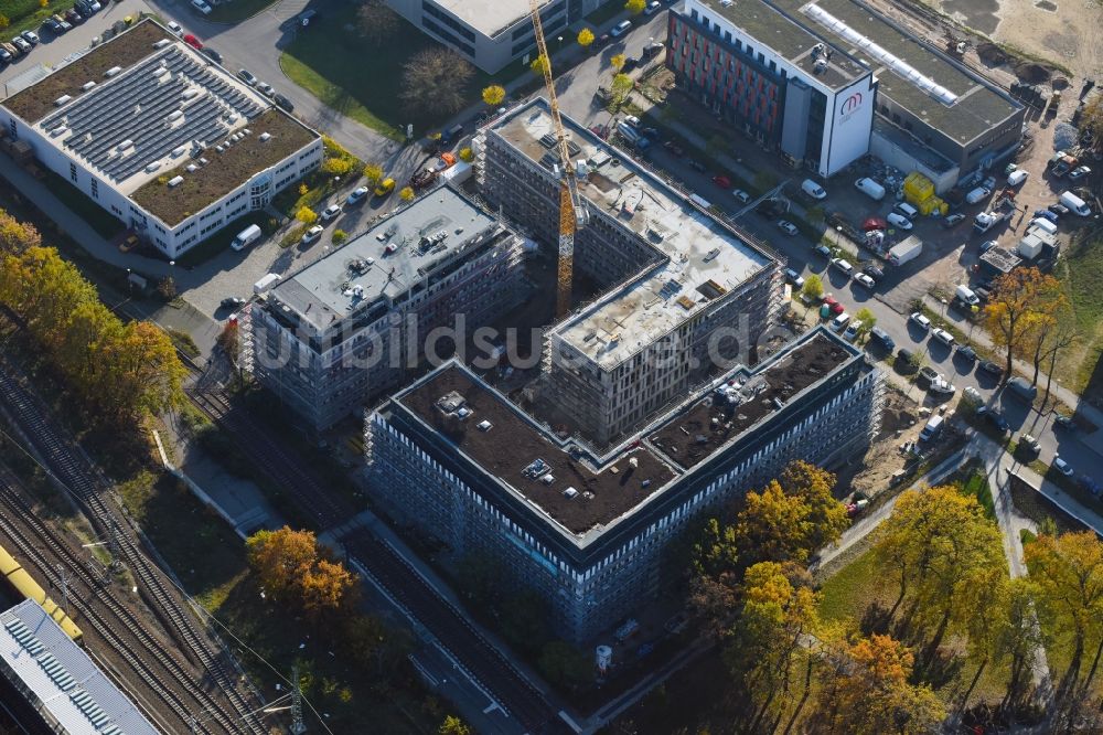 Luftbild Berlin - Baustelle zum Neubau eines Büro- und Geschäftshauses NUBIS an der Franz-Ehrlich-Straße Ecke Ernst-Augustin-Straße im Ortsteil Bezirk Treptow-Köpenick in Berlin