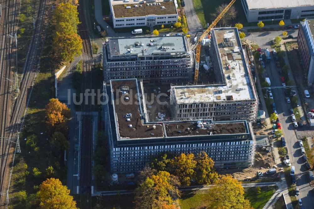 Luftaufnahme Berlin - Baustelle zum Neubau eines Büro- und Geschäftshauses NUBIS an der Franz-Ehrlich-Straße Ecke Ernst-Augustin-Straße im Ortsteil Bezirk Treptow-Köpenick in Berlin