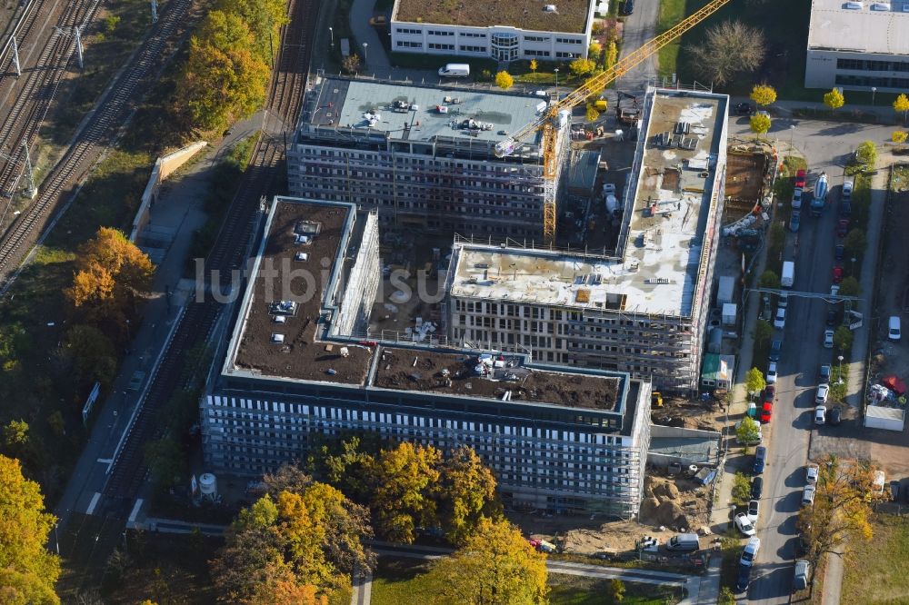 Berlin von oben - Baustelle zum Neubau eines Büro- und Geschäftshauses NUBIS an der Franz-Ehrlich-Straße Ecke Ernst-Augustin-Straße im Ortsteil Bezirk Treptow-Köpenick in Berlin