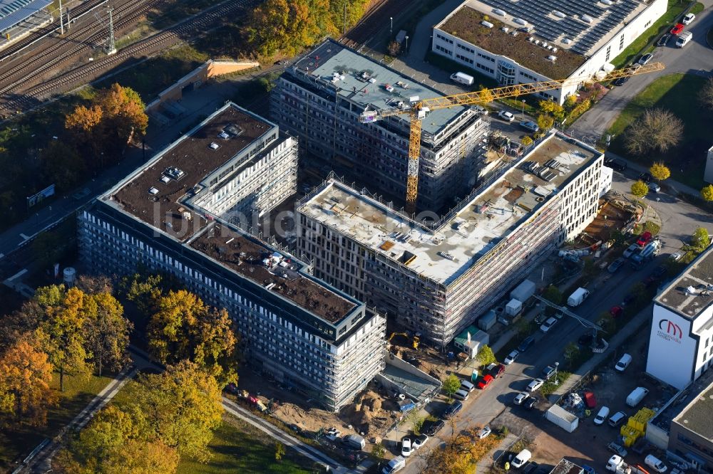 Berlin aus der Vogelperspektive: Baustelle zum Neubau eines Büro- und Geschäftshauses NUBIS an der Franz-Ehrlich-Straße Ecke Ernst-Augustin-Straße im Ortsteil Bezirk Treptow-Köpenick in Berlin