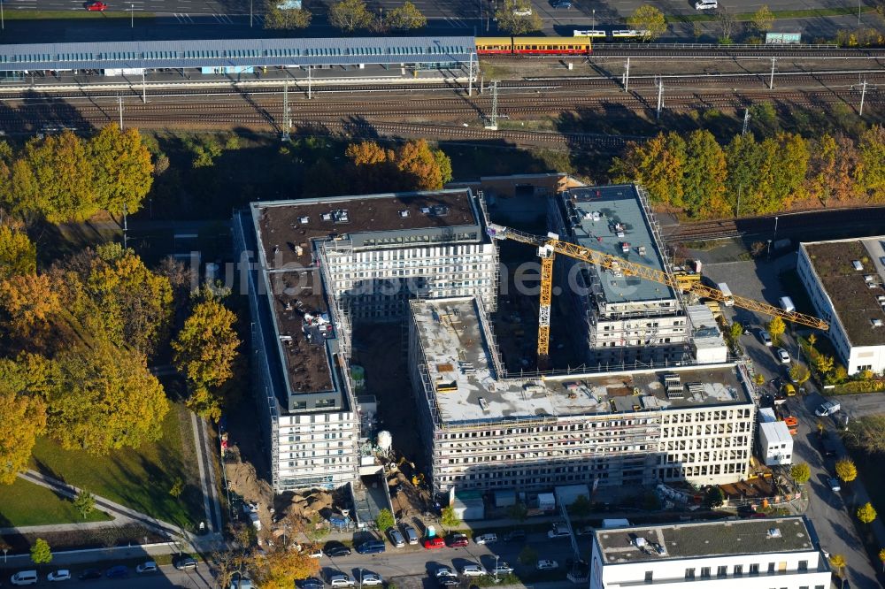 Luftbild Berlin - Baustelle zum Neubau eines Büro- und Geschäftshauses NUBIS an der Franz-Ehrlich-Straße Ecke Ernst-Augustin-Straße im Ortsteil Bezirk Treptow-Köpenick in Berlin