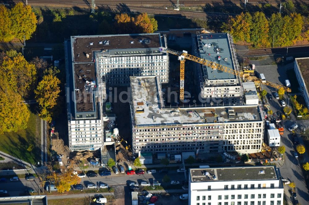 Luftaufnahme Berlin - Baustelle zum Neubau eines Büro- und Geschäftshauses NUBIS an der Franz-Ehrlich-Straße Ecke Ernst-Augustin-Straße im Ortsteil Bezirk Treptow-Köpenick in Berlin