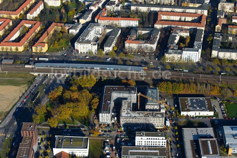 Berlin von oben - Baustelle zum Neubau eines Büro- und Geschäftshauses NUBIS an der Franz-Ehrlich-Straße Ecke Ernst-Augustin-Straße im Ortsteil Bezirk Treptow-Köpenick in Berlin