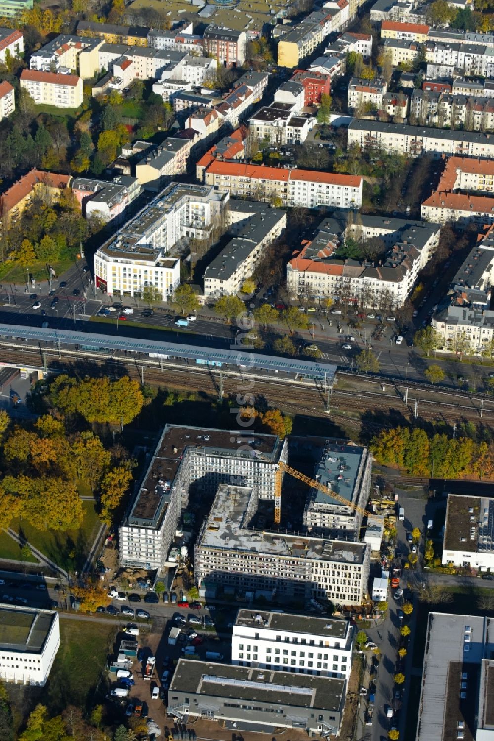 Berlin aus der Vogelperspektive: Baustelle zum Neubau eines Büro- und Geschäftshauses NUBIS an der Franz-Ehrlich-Straße Ecke Ernst-Augustin-Straße im Ortsteil Bezirk Treptow-Köpenick in Berlin