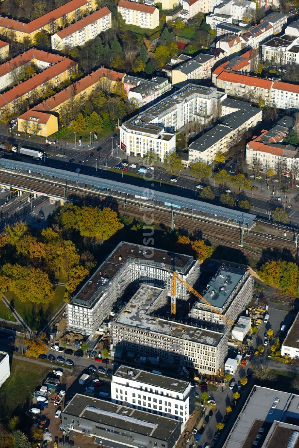 Luftbild Berlin - Baustelle zum Neubau eines Büro- und Geschäftshauses NUBIS an der Franz-Ehrlich-Straße Ecke Ernst-Augustin-Straße im Ortsteil Bezirk Treptow-Köpenick in Berlin