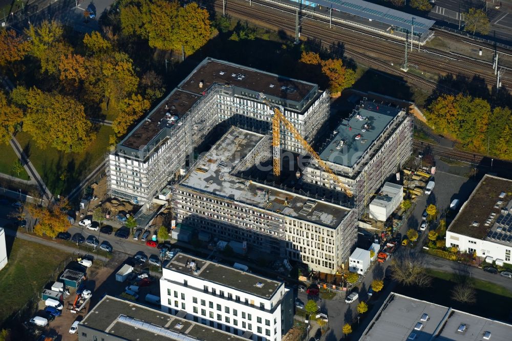 Luftaufnahme Berlin - Baustelle zum Neubau eines Büro- und Geschäftshauses NUBIS an der Franz-Ehrlich-Straße Ecke Ernst-Augustin-Straße im Ortsteil Bezirk Treptow-Köpenick in Berlin