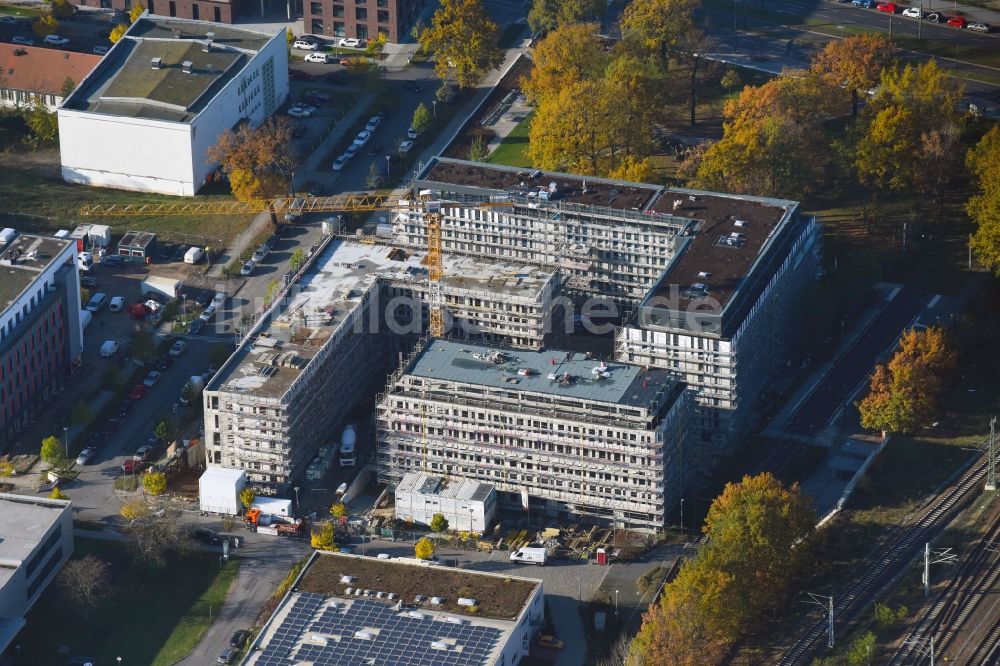 Berlin von oben - Baustelle zum Neubau eines Büro- und Geschäftshauses NUBIS an der Franz-Ehrlich-Straße Ecke Ernst-Augustin-Straße im Ortsteil Bezirk Treptow-Köpenick in Berlin