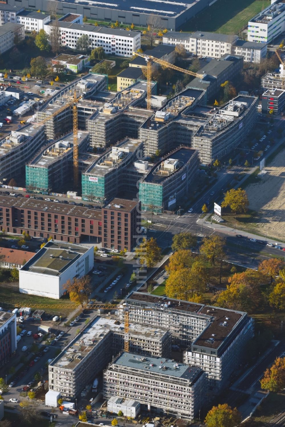 Berlin aus der Vogelperspektive: Baustelle zum Neubau eines Büro- und Geschäftshauses NUBIS an der Franz-Ehrlich-Straße Ecke Ernst-Augustin-Straße im Ortsteil Bezirk Treptow-Köpenick in Berlin