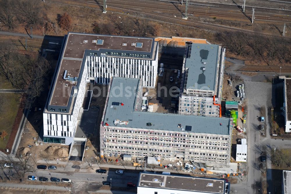 Berlin aus der Vogelperspektive: Baustelle zum Neubau eines Büro- und Geschäftshauses NUBIS an der Franz-Ehrlich-Straße Ecke Ernst-Augustin-Straße im Ortsteil Bezirk Treptow-Köpenick in Berlin