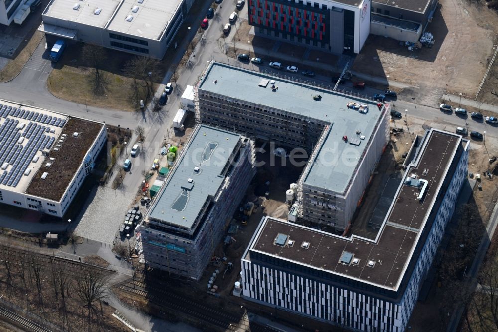 Luftbild Berlin - Baustelle zum Neubau eines Büro- und Geschäftshauses NUBIS an der Franz-Ehrlich-Straße Ecke Ernst-Augustin-Straße im Ortsteil Bezirk Treptow-Köpenick in Berlin