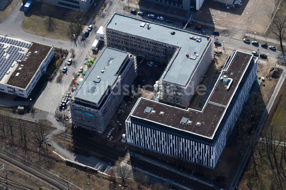 Luftaufnahme Berlin - Baustelle zum Neubau eines Büro- und Geschäftshauses NUBIS an der Franz-Ehrlich-Straße Ecke Ernst-Augustin-Straße im Ortsteil Bezirk Treptow-Köpenick in Berlin