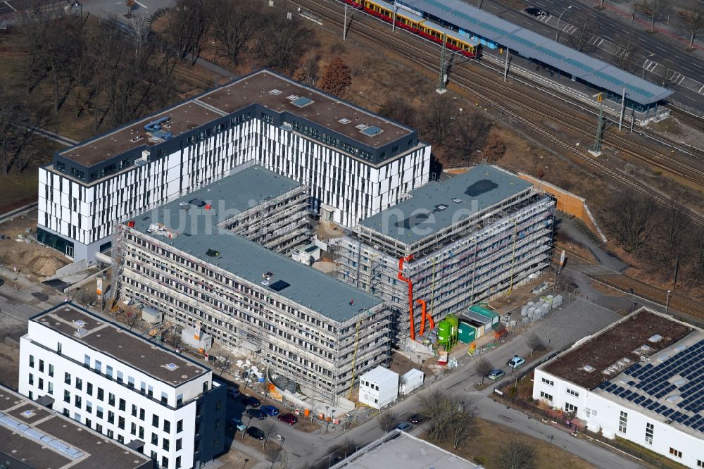 Berlin von oben - Baustelle zum Neubau eines Büro- und Geschäftshauses NUBIS an der Franz-Ehrlich-Straße Ecke Ernst-Augustin-Straße im Ortsteil Bezirk Treptow-Köpenick in Berlin