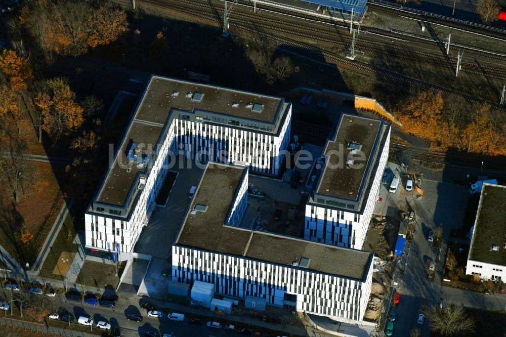 Berlin von oben - Baustelle zum Neubau eines Büro- und Geschäftshauses NUBIS an der Franz-Ehrlich-Straße Ecke Ernst-Augustin-Straße im Ortsteil Bezirk Treptow-Köpenick in Berlin