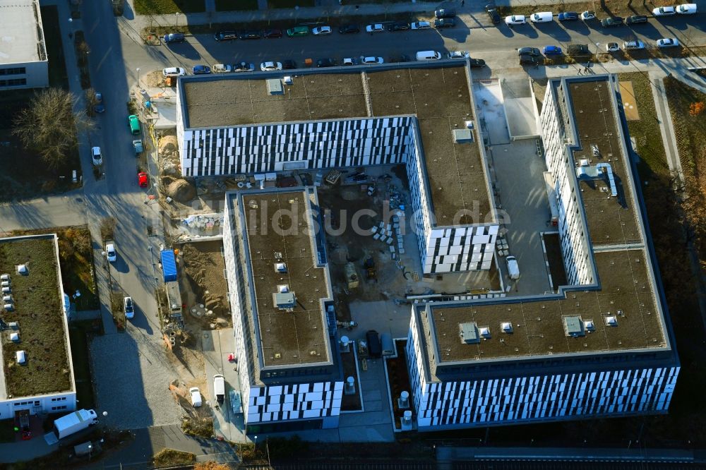 Berlin aus der Vogelperspektive: Baustelle zum Neubau eines Büro- und Geschäftshauses NUBIS an der Franz-Ehrlich-Straße Ecke Ernst-Augustin-Straße im Ortsteil Bezirk Treptow-Köpenick in Berlin