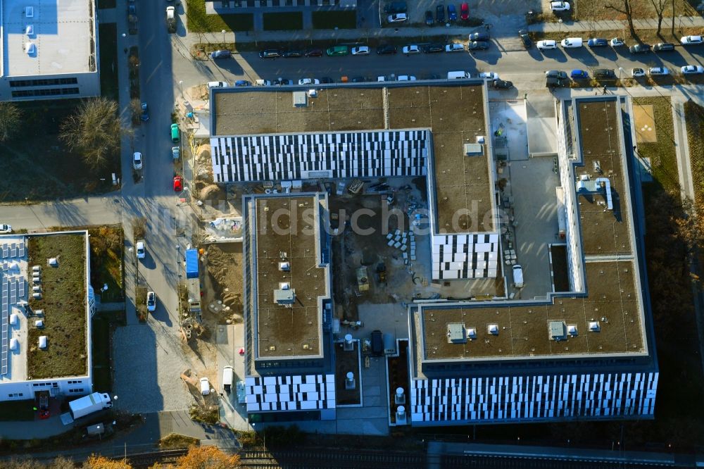 Luftbild Berlin - Baustelle zum Neubau eines Büro- und Geschäftshauses NUBIS an der Franz-Ehrlich-Straße Ecke Ernst-Augustin-Straße im Ortsteil Bezirk Treptow-Köpenick in Berlin