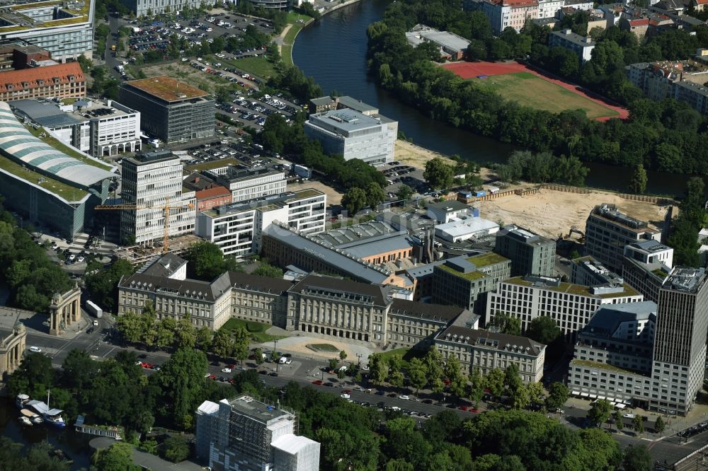 Luftaufnahme Berlin - Baustelle zum Neubau eines Büro- und Geschäftshauses Salzufer - Englische Straße durch das Bauunternehmen RD bud Sp. z o.o. in Berlin