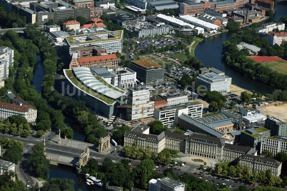 Berlin von oben - Baustelle zum Neubau eines Büro- und Geschäftshauses Salzufer - Englische Straße durch das Bauunternehmen RD bud Sp. z o.o. in Berlin